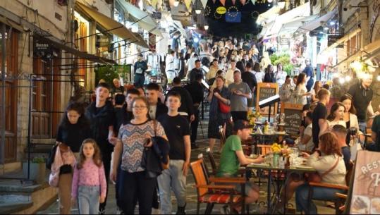 'Festë në Sokak' rikthen gjallërinë në Gjirokastër! Rrugët e kalldrëmta mbushen me turistë, muzikë dhe atmosferë elektrizuese në qytetin e UNESCO-s