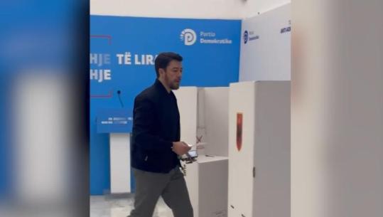 Shkëlzen Berisha merr pjesë në referendumin për konfirmimin e babait të tij në krye të PD-së