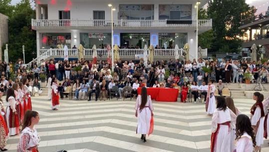 Spektakël në Belsh, ‘Festa e Afërditës’ mbledh qindra qytetarë buzë liqenit