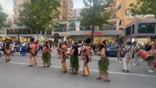Ritëm dhe ngjyra në Vlorë, ‘Aulona Folk Festival’ sjell performanca dhe traditë në rrugët e qytetit! Spikatin grupet nga Kili e Brazili