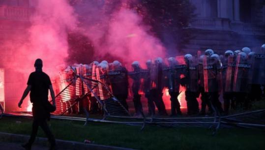 Përleshje mes protestueseve dhe policisë në Beograd, kërkohet dorëheqja e Vuçic: Duart tuaja janë me gjak!