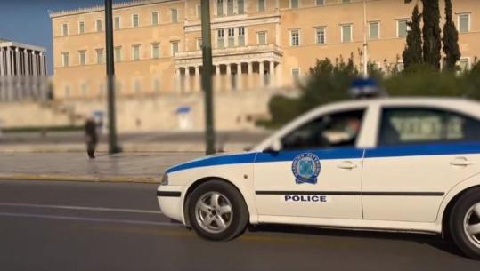 Kokaina ishte fshehur në këpucë, kapja e 71-vjeçarit çon policinë greke te grupi kriminal në Athinë, sekuestrohen drogë dhe para me vlerë 340 mijë euro