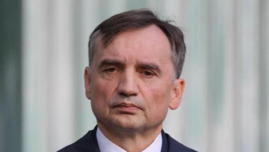 Akuzohet për abuzim me fondet publike, ish-ministri polak i drejtësisë arratiset në Amerikë, Varshava kërkon rikthimin e tij 