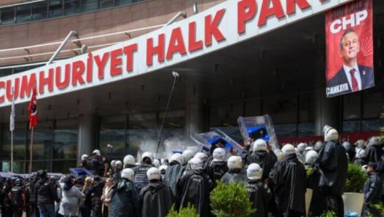 Turqi/ Policia hyn me forcë në selinë e partisë opozitare, largon udhëheqjen e shkarkuar me vendim gjykate