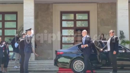 Ministri grek i Mbrojtjes, Dendias mbërrin në kryeministri, Rama s'e pret në hyrje! Takim edhe me Nufin