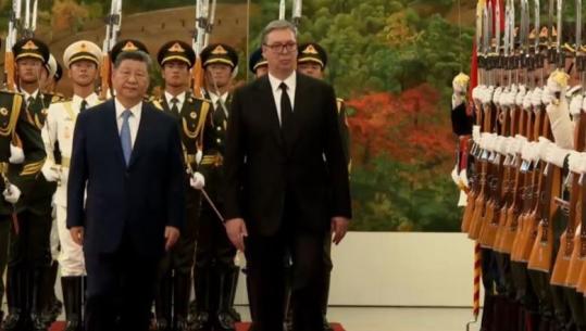 Viizita e Presidentit serb në Pekin, Xi Jinping e shpërblen Vuçiçin me ‘Medaljen e Miqësisë’