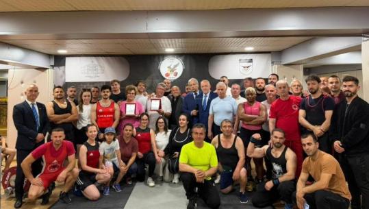 Turneu Masters i peshëngritjes në Durrës, në pedanë ngjitet edhe 81-vjeçari! 30 pjesmarrës
