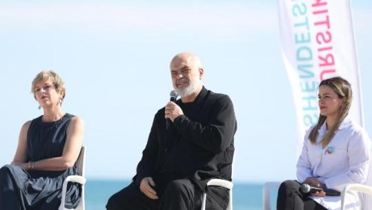 ‘Presim rritje të numrit të turistëve’- Rama nga Durrësi drejtuar mjekëve e infermierëve: Jeni ‘ambasadorët’ e vendit, ndoshta e vetmja shëmbëlltyrë e shtetit që të huajt takojnë