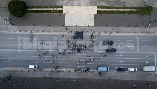 PAMJET ME DRON/ Berisha gjithmonë e më vetëm, vetëm një grusht’ ithtarësh’ përpara kryeministrisë për ta dëgjuar
