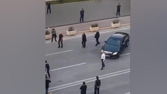 ‘Ai momenti kur vijnë krushqit’, Taulant Balla tallet me foltoren e Berishës, i publikon videon e mbërritjes me muzikë popullore