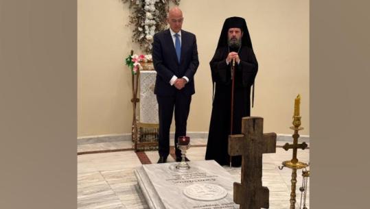 Ministri grek i Mbrojtjes viziton Katedralen Ortodokse në Tiranë, bën homazhe te varri i Kryepiskopit Anastas