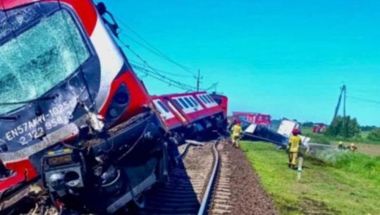 Poloni/ Kamioni përplaset me trenin dhe del nga shinat, 1 i vdekur dhe 18 të plagosur (VIDEO)