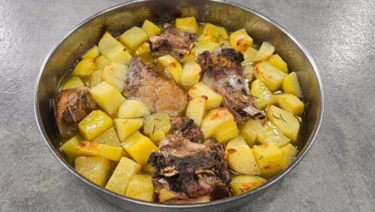 Qengj në furrë me patate dhe hudhra nga zonja Albana 
