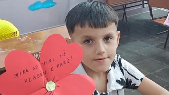 Aksidenti tragjik në Elbasan, shkolla ku mësonte 7-vjeçari: E rëndë të pranosh humbjen e një fëmije, një jete që sapo kishte nisur të ëndërronte