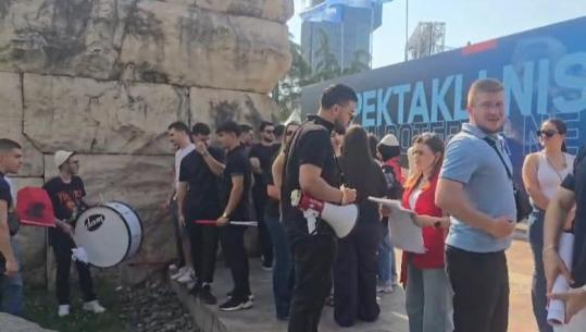 Protesta në mbështetje të shqiptarëve të Maqedonisë së Veriut/ Me plisa në kokë, tupanë dhe flamurin shqiptar, studentët grumbullohen në sheshin ‘Skënderbej’