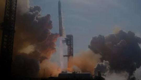 Ishte nisur nga Teksasi, raketa Starship e ‘SpaceX’ përfshihet nga flakët pas uljes në Oqeanin Indian (VIDEO)