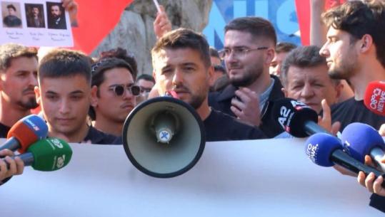 Marin Mema proteston krah studentëve: Askush s’mund të na ndajë! Shqipëria ka nevojë për të rinjtë, është koha për shqiptari!
