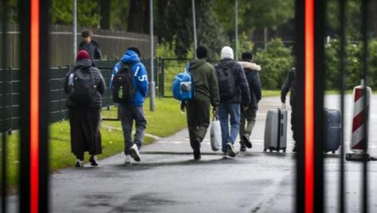 Europa po shqyrton dërgimin e azilkërkuesve jashtë kufijve të BE-së, Holanda në bisedime për ngritjen e qendrës së parë europiane të deportimit