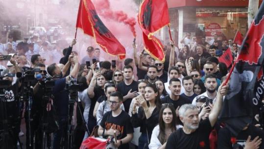 Protesta për gjuhën shqipe/ Me plisa në kokë, tupanë dhe flamurin kuqezi, studentët mbërrijnë te ambasada e Maqedonisë së Veriut në Tiranë: Ne jemi bashkë