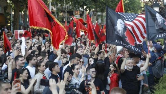 Protesta për gjuhën shqipe/ Studentët thirrje para ambasadës së Maqedonisë së Veriut në Tiranë: Nuk ndalemi deri në përmbushje të kërkesave