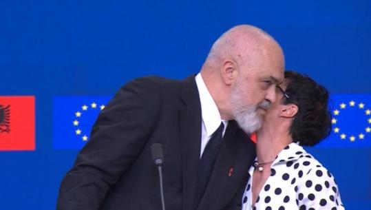 ‘Agapi mou’ e ‘Yubim te’, Rama e nis me batuta fjalimin në Konferencën Ndërqeveritare, Kos ia kthen me puthje