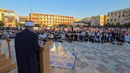 Kurban Bajrami/ Besimtarët myslimanë në Fier falin namazin, Myftiu Hazizolli: Të afrohemi më shumë me Zotin