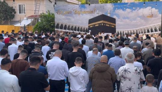 Festa e Kurban Bajramit, qindra besimtarë myslimanë në Sarandë falin namazin