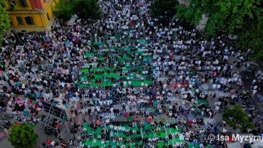 Festohet Kurban Bajrami/ VIDEO me dron, mijëra besimtarë falin namazin në bulevardin ‘Dëshmorët e Kombit’