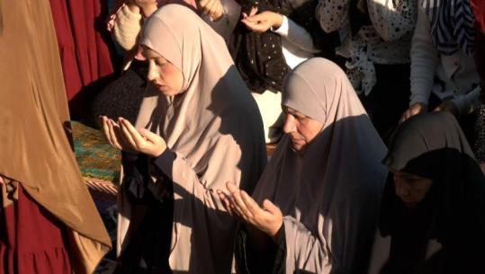 Kurban Bajrami/ Qindra besimtarë në Kukës falin namazin, Kryeimami: Njerëzit të afrohen e t’i gjenden pranë njëri-tjetrit