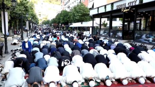 Falja e namazit të Kurban Bajramit në Berat, thirrje për më shumë kujdes ndaj njerëzve në nevojë