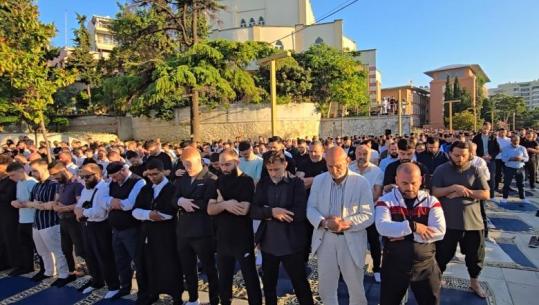 Kurban Bajrami, besimtarët e Durrësit falin namazin