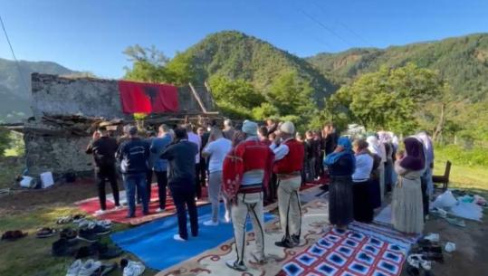 Pukë/ Pas 59 viteve, namazi i Kurban Bajramit  falet në rrënojat e xhamisë së fshatit Kabash! Besimtarëve i bashkohen edhe ata katolikë