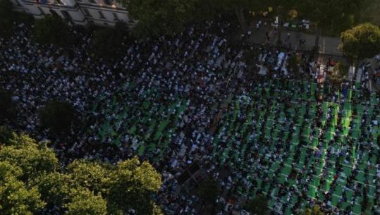 Sot Kurban Bajrami/ Mijëra besimtarë myslimanë falin namazin në bulevardin ‘Dëshmorët e Kombit’! Kreu i KMSH: Dita e solidaritetit dhe ndihmës ndaj njëri-tjetrit
