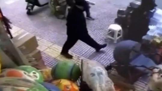 Greqi/ Të veshur me të zeza dhe kapele në kokë, momenti kur dy shqiptarët i afrohen biznesit të pakistanezit që plagosën me armë (VIDEO)