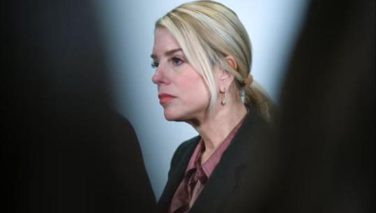 U largua një muaj më parë nga detyra e Prokurores së Përgjithshme të SHBA-ve, Pam Bondi diagnostikohet me kancer në tiroide