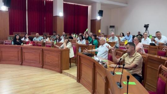Fier/ Këshilli Bashkiak nuk i jep zyrë partisë së Doshit! Shtyhet kërkesa për të ulur taksën e infrastrukturës