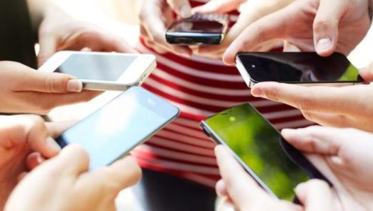 Numri i përdoruesve celularë 'ngec' në tremujorin e parë, rritet përdorimi i internetit