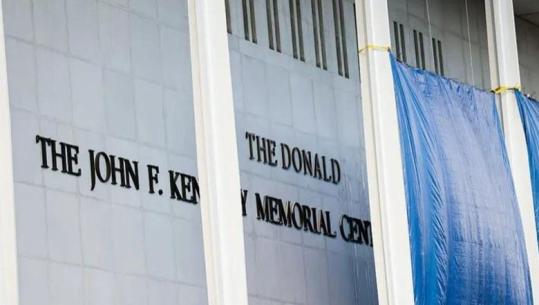 Nuk ka miratim nga Kongresi, Gjykata urdhëron heqjen e emrit të Trump nga Qendra Kennedy