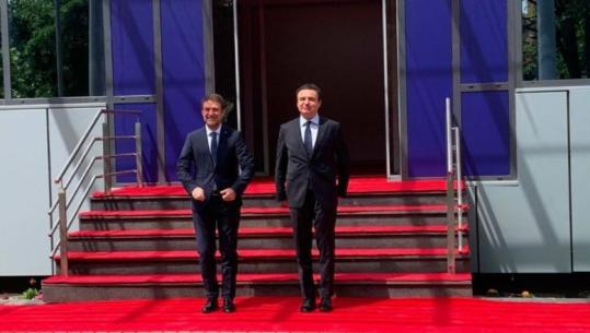 Ministri Ferit Hoxha nis vizitën zyrtare në Kosovë, takohet me Kurtin dhe Haxhiun
