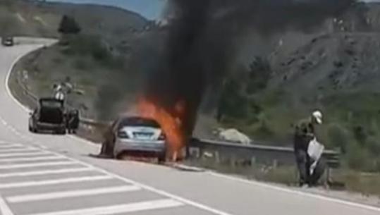Digjet nga flakët makina në aksin Korçë–Ersekë, shoferi shpëton pa lëndime