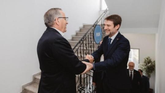Ministri Ferit Hoxha vijon takimet në Kosovë, pritet nga kreu i PDK-së Bedri Hamza