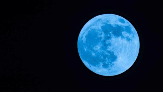 Sonte është Hëna Blu, por a do të jetë vërtet me ngjyrë blu? Ja çfarë fshihet pas fenomenit të rrallë