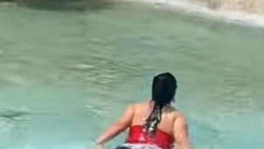 Turistja hidhet në Fontana di Trevi për pak famë në TikTok, gjobitet me 450 euro