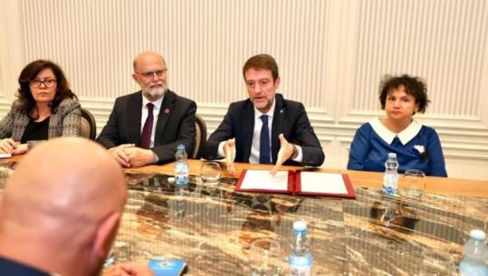 Vizita në Prishtinë, ministri Hoxha takon kryetarët e AAK dhe PDK: Mund të luajnë rol konstruktiv në ndërtimin e konsensusit politik