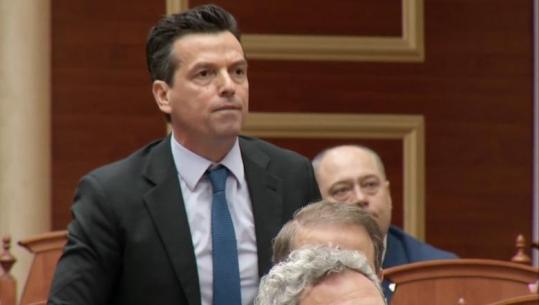 Ofendoi ministrin Malaj me fjalën ‘maskara’, Byroja e Kuvendit lë në fuqi përjashtimin e Agron Shehajt nga parlamenti për 30 ditë  