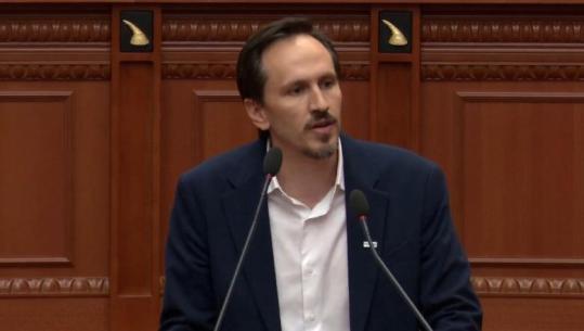‘Zvërneci’- Redi Muçi në Kuvend: Investitorët strategjikë mbijnë nga dheu! Uniforma e Policisë e përdhosur, stepet para dhunës së bandave ndaj qytetarëve