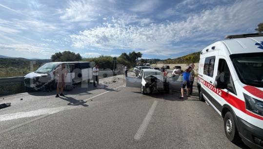 Përplasen dy automjete në Kaninë, një i lënduar
