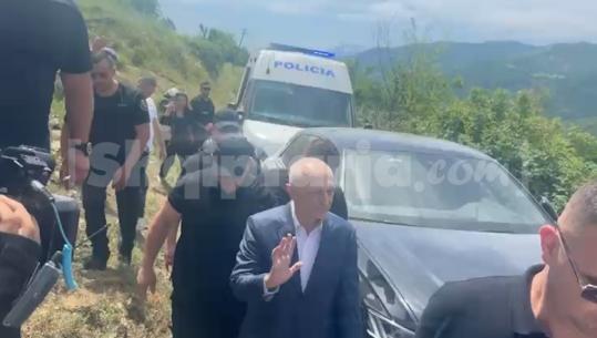 Ilir Meta lë përkohësisht burgun, mbërrin në Skrapar për varrimin e të atit! Do të marrë pjesë edhe në pritjet për ngushëllim të mërkurën (VIDEO)