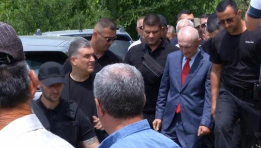 Ilir Meta lë përkohësisht burgun, i jep lamtumirën e fundit babait në vendlindje! Do të marrë pjesë edhe në pritjet për ngushëllim të mërkurën (VIDEO)