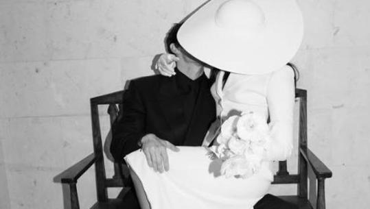 U celeberuan në një ceremmoni private dy ditë më parë, Dua Lipa reagon për herë të parë në rrjete sociale! Publikon fotot krah Callum Turner